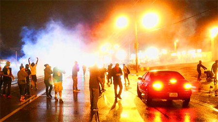 Ferguson amanece en un ambiente de guerra